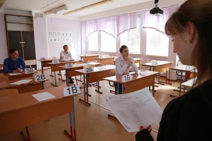Красноярск. Школьники перед сдачей ЕГЭ в одной из школ города.