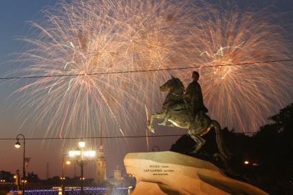 Санкт-Петербург. Памятник Петру I  на Сенатской площади и праздничный салют.