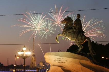 Санкт-Петербург. Памятник Петру I  на Сенатской площади и праздничный салют.