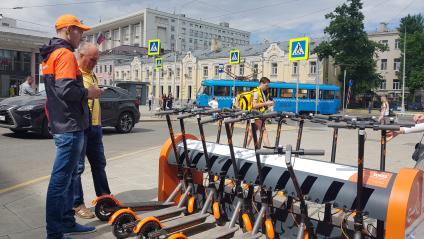 Москва. Пункт проката электросамокатов `Делисамокат` на Чистопрудном бульваре.