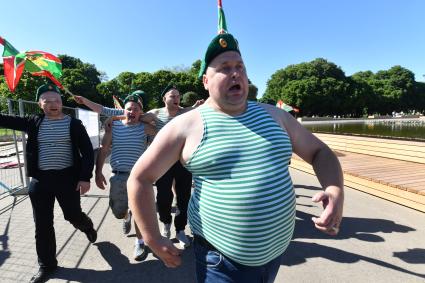 Москва.  Пограничники в запасе во время празднования Дня пограничника в  Парке Горького.