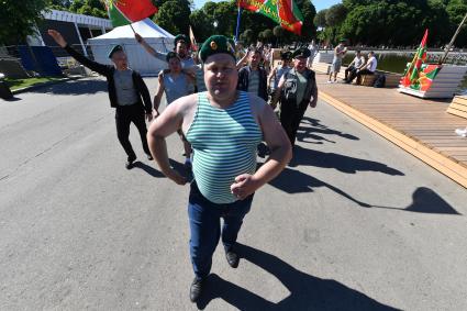 Москва.  Пограничники в запасе во время празднования Дня пограничника в  Парке Горького.