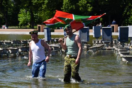 Москва.  Пограничники в запасе во время празднования Дня пограничника в  Парке Горького.