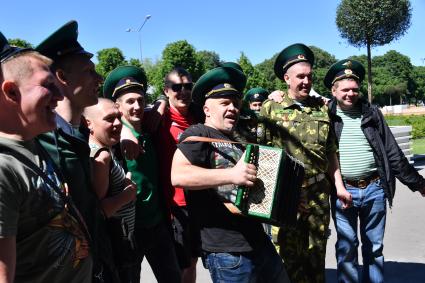 Москва.  Пограничники в запасе во время празднования Дня пограничника в  Парке Горького.