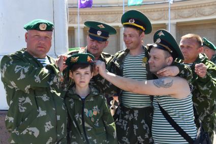 Москва. Пограничники в запасе во время празднования Дня пограничника в Парке Горького.