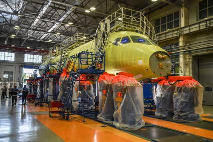 Комсомольск-на-Амуре. Самолет Сухой Суперджет (Sukhoi Superjet-100)  в сборочном цехе филиала ПАО `Компания `Сухой`КнААЗ имени Ю.А.Гагарина.