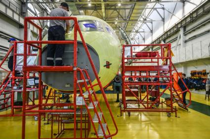 Комсомольск-на-Амуре. Самолет Сухой Суперджет (Sukhoi Superjet-100)  в сборочном цехе филиала ПАО `Компания `Сухой`КнААЗ имени Ю.А.Гагарина.