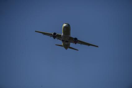 Комсомольск-на-Амуре. Самолет Сухой Суперджет (Sukhoi Superjet-100 )  во время показательного полета над аэродромом филиала ПАО `Компания `Сухой`КнААЗ имени Ю.А.Гагарина.