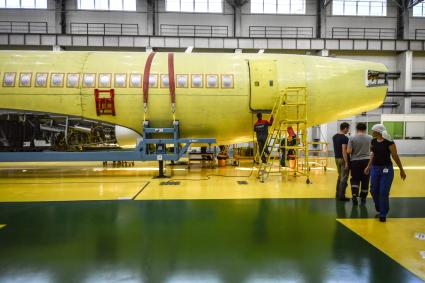 Комсомольск-на-Амуре. Самолет Сухой Суперджет (Sukhoi Superjet-100)  в сборочном цехе филиала ПАО `Компания `Сухой`КнААЗ имени Ю.А.Гагарина.