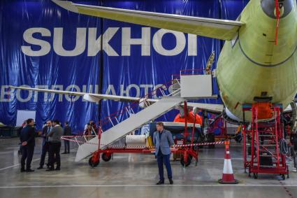 Комсомольск-на-Амуре. Самолет Сухой Суперджет (Sukhoi Superjet-100)  в сборочном цехе филиала ПАО `Компания `Сухой`КнААЗ имени Ю.А.Гагарина.