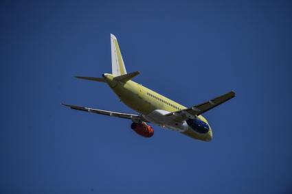 Комсомольск-на-Амуре. Самолет Сухой Суперджет (Sukhoi Superjet-100 )  во время показательного полета над аэродромом филиала ПАО `Компания `Сухой`КнААЗ имени Ю.А.Гагарина.