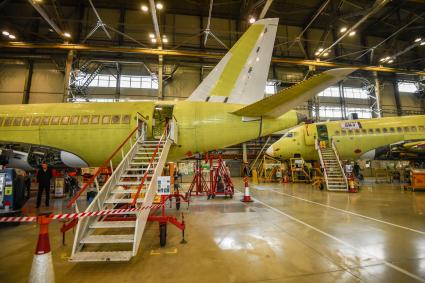 Комсомольск-на-Амуре. Самолет Сухой Суперджет (Sukhoi Superjet-100)  в сборочном цехе филиала ПАО `Компания `Сухой`КнААЗ имени Ю.А.Гагарина.