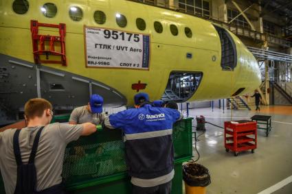 Комсомольск-на-Амуре. Самолет Сухой Суперджет (Sukhoi Superjet-100)  в сборочном цехе филиала ПАО `Компания `Сухой`КнААЗ имени Ю.А.Гагарина.