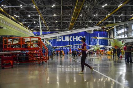 Комсомольск-на-Амуре. Самолет Сухой Суперджет (Sukhoi Superjet-100)  в сборочном цехе филиала ПАО `Компания `Сухой`КнААЗ имени Ю.А.Гагарина.