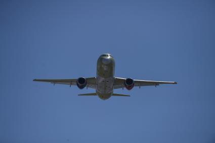 Комсомольск-на-Амуре. Самолет Сухой Суперджет (Sukhoi Superjet-100 )  во время показательного полета над аэродромом филиала ПАО `Компания `Сухой`КнААЗ имени Ю.А.Гагарина.