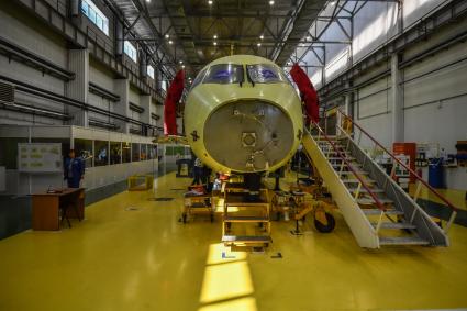 Комсомольск-на-Амуре. Самолет Сухой Суперджет (Sukhoi Superjet-100)  в сборочном цехе филиала ПАО `Компания `Сухой`КнААЗ имени Ю.А.Гагарина.