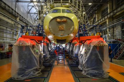 Комсомольск-на-Амуре. Самолет Сухой Суперджет (Sukhoi Superjet-100)  в сборочном цехе филиала ПАО `Компания `Сухой`КнААЗ имени Ю.А.Гагарина.