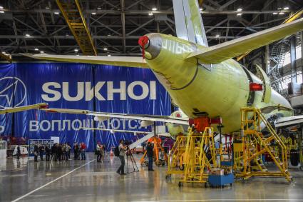 Комсомольск-на-Амуре. Самолет Сухой Суперджет (Sukhoi Superjet-100)  в сборочном цехе филиала ПАО `Компания `Сухой`КнААЗ имени Ю.А.Гагарина.