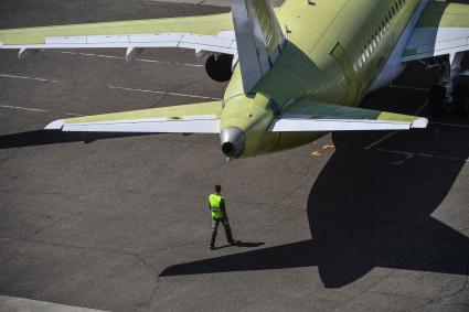 Комсомольск-на-Амуре. Самолет Сухой Суперджет (Sukhoi Superjet-100) на аэродроме филиала ПАО `Компания `Сухой`КнААЗ имени Ю.А.Гагарина .