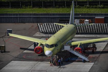 Комсомольск-на-Амуре. Самолет Сухой Суперджет (Sukhoi Superjet-100)  на аэродроме филиала ПАО `Компания `Сухой`КнААЗ имени Ю.А.Гагарина .