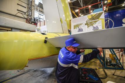 Комсомольск-на-Амуре. Сборка самолетов Сухой Суперджет (Sukhoi Superjet-100)  в сборочном цехе филиала ПАО `Компания `Сухой`КнААЗ имени Ю.А.Гагарина.