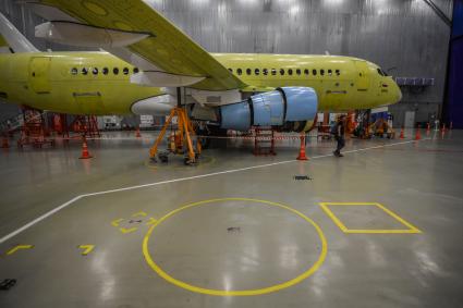 Комсомольск-на-Амуре. Сборка самолетов Сухой Суперджет (Sukhoi Superjet-100) в сборочном цехе филиала ПАО `Компания `Сухой`КнААЗ имени Ю.А.Гагарина.