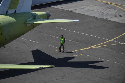 Комсомольск-на-Амуре. Самолет Сухой Суперджет (Sukhoi Superjet-100)  на аэродроме филиала ПАО `Компания `Сухой`КнААЗ имени Ю.А.Гагарина .