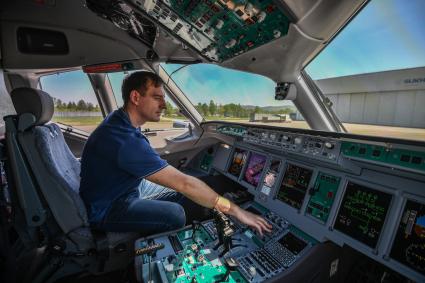 Комсомольск-на-Амуре. В кабине пилота самолета Сухой Суперджет (Sukhoi Superjet-100)  на аэродроме филиала ПАО `Компания `Сухой`КнААЗ имени Ю.А.Гагарина перед перед показательным полетом.