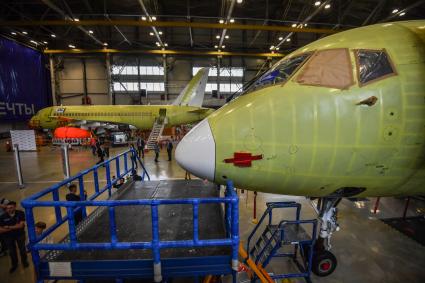 Комсомольск-на-Амуре. Сборка самолетов Сухой Суперджет (Sukhoi Superjet-100)  в сборочном цехе филиала ПАО `Компания `Сухой`КнААЗ имени Ю.А.Гагарина.