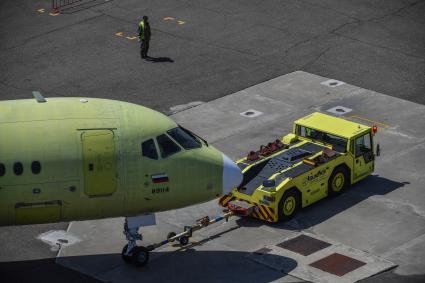 Комсомольск-на-Амуре. Самолет Сухой Суперджет (Sukhoi Superjet-100)  на аэродроме филиала ПАО `Компания `Сухой`КнААЗ имени Ю.А.Гагарина .