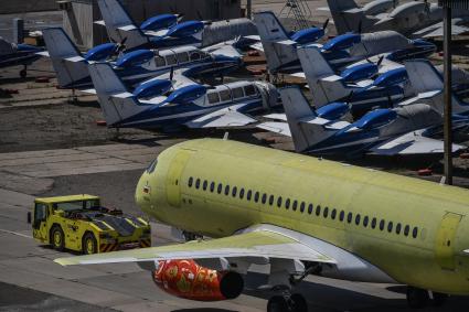 Комсомольск-на-Амуре. Самолет Сухой Суперджет (Sukhoi Superjet-100)  на аэродроме филиала ПАО `Компания `Сухой`КнААЗ имени Ю.А.Гагарина .