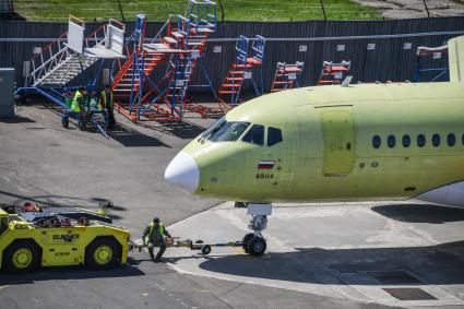 Комсомольск-на-Амуре. Самолет Сухой Суперджет (Sukhoi Superjet-100)  на аэродроме филиала ПАО `Компания `Сухой`КнААЗ имени Ю.А.Гагарина .