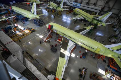 Комсомольск-на-Амуре. Сборка самолетов Сухой Суперджет (Sukhoi Superjet-100)  в сборочном цехе филиала ПАО `Компания `Сухой`КнААЗ имени Ю.А.Гагарина.