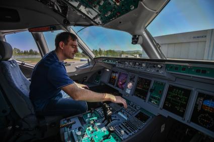 Комсомольск-на-Амуре. В кабине пилота самолета Сухой Суперджет (Sukhoi Superjet-100)  на аэродроме филиала ПАО `Компания `Сухой`КнААЗ имени Ю.А.Гагарина перед перед показательным полетом.