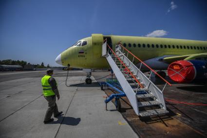 Комсомольск-на-Амуре. Самолет Сухой Суперджет (Sukhoi Superjet-100)  на аэродроме филиала ПАО `Компания `Сухой`КнААЗ имени Ю.А.Гагарина перед перед показательным полетом.