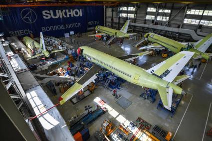 Комсомольск-на-Амуре. Сборка самолетов Сухой Суперджет (Sukhoi Superjet-100)  в сборочном цехе филиала ПАО `Компания `Сухой`КнААЗ имени Ю.А.Гагарина.