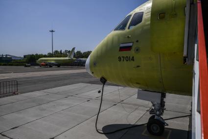 Комсомольск-на-Амуре. Самолет Сухой Суперджет (Sukhoi Superjet-100)  на аэродроме филиала ПАО `Компания `Сухой`КнААЗ имени Ю.А.Гагарина перед перед показательным полетом.