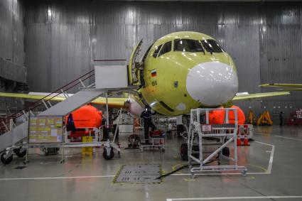 Комсомольск-на-Амуре. Сборка самолетов Сухой Суперджет (Sukhoi Superjet-100)  в сборочном цехе филиала ПАО `Компания `Сухой`КнААЗ имени Ю.А.Гагарина.