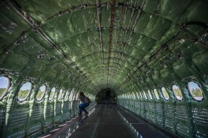 Комсомольск-на-Амуре. В салоне самолета Сухой Суперджет (Sukhoi Superjet-100) на аэродроме филиала ПАО `Компания `Сухой`КнААЗ имени Ю.А.Гагарина перед перед показательным полетом.