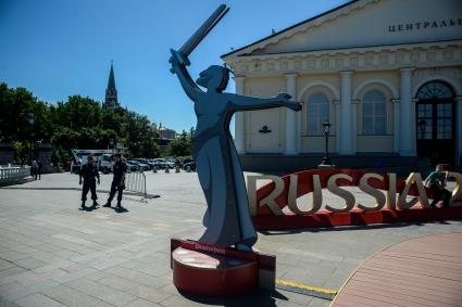 Москва. Арт-объекты, установленные к чемпионату мира по футболу 2018, на Манежной площади.