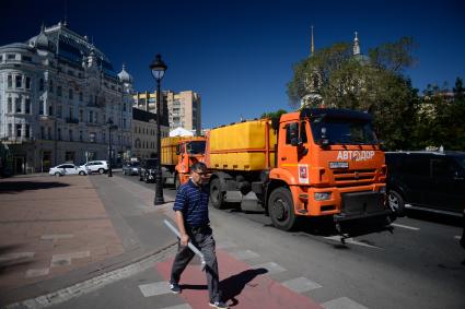 Москва.  Поливальные машины  на Большой Никитской улице.