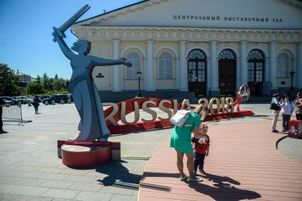 Москва. Арт-объекты, установленные к чемпионату мира по футболу 2018, на Манежной площади.