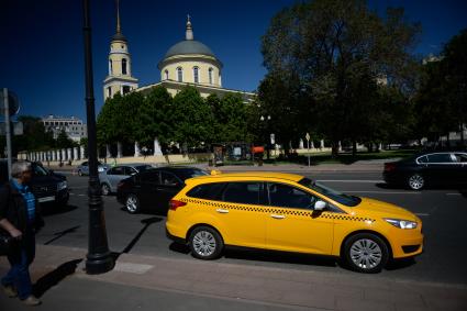 Москва. Автомобиль такси  на Большой Никитской улице.