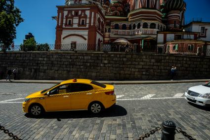 Москва.  Автомобиль такси у храма Василия Блаженного.