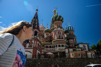 Москва.  Девушка у храма Василия Блаженного.