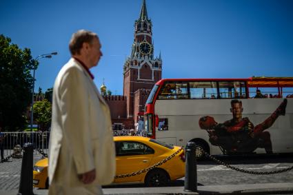 Москва.   Двухэтажный туристический автобус на Красной площади.