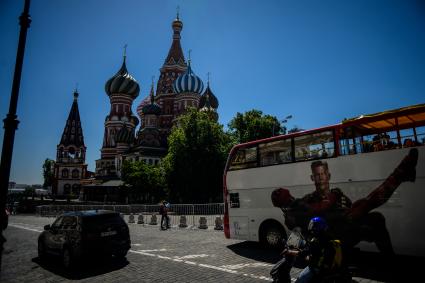 Москва.   Двухэтажный туристический автобус на Красной площади.