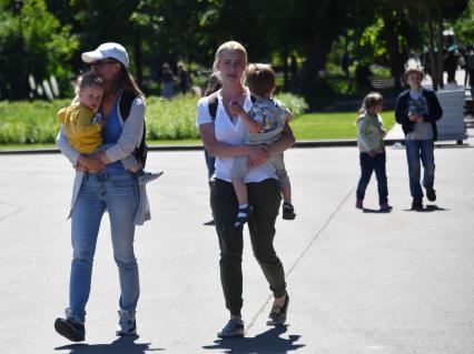 Москва. Женщины с детьми на руках.