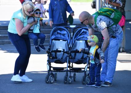 Москва. Мужчина и женщина с детьми на прогулке.