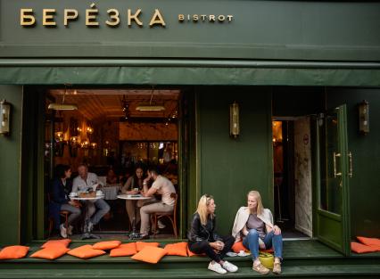 Москва. Посетители в уличном кафе в районе Патриарших прудов.